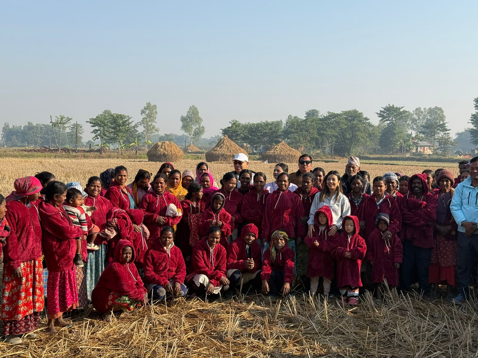 कांग्रेस सभापति राईद्वारा सुकुम्बासी वस्तीमा न्यानो कपडा वितरण