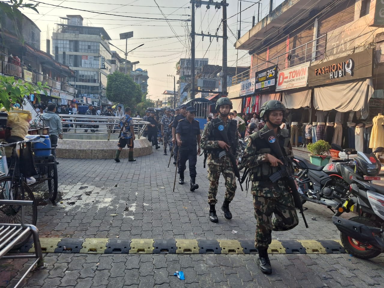 झापाका मुख्य बजारमा सेनासहितको संयुक्त गस्ती